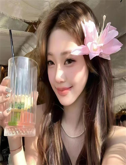 《欢喜酒馆》导演手法解析：艺术风格与技术特点分析